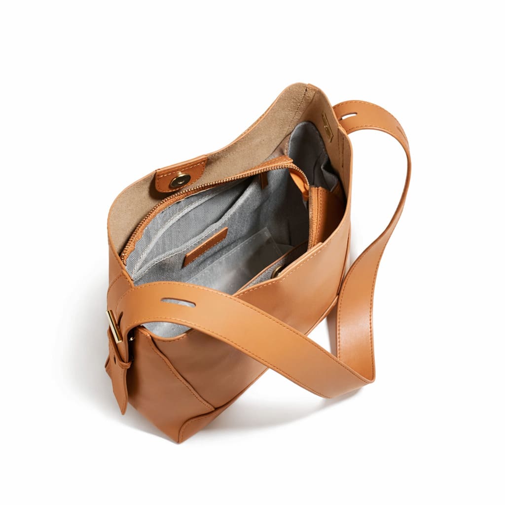 bolsa feminina grande  de couro aberta