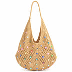 Bolsa de crochê de praia Lavinni Capri Pearl em tom cáqui com formato hobo e aplicações de contas coloridas brilhantes.