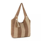 Visão em ângulo da bolsa de crochê Lavinni Sunset Stripes destacando a largura da base, o pingente de franja e as listras em degradê.
