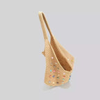 Visão de perfil e abertura da bolsa de praia chique Lavinni Capri Pearl na cor cáqui, destacando o caimento vertical da alça e as contas coloridas.