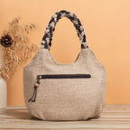 Visão traseira da bolsa de praia Lavinni Vintage Bloom em tecido rústico bege, destacando o bolso horizontal com fechamento em zíper.