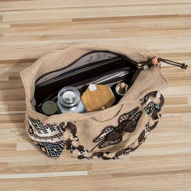 Visão interna da bolsa de praia Lavinni Vintage Bloom aberta, mostrando o fechamento com zíper, o forro e os pertences organizados no espaço interno.