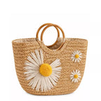 Bolsa de praia de palha chique estruturada Lavinni Margarida Bali com alça de madeira e aplique floral.