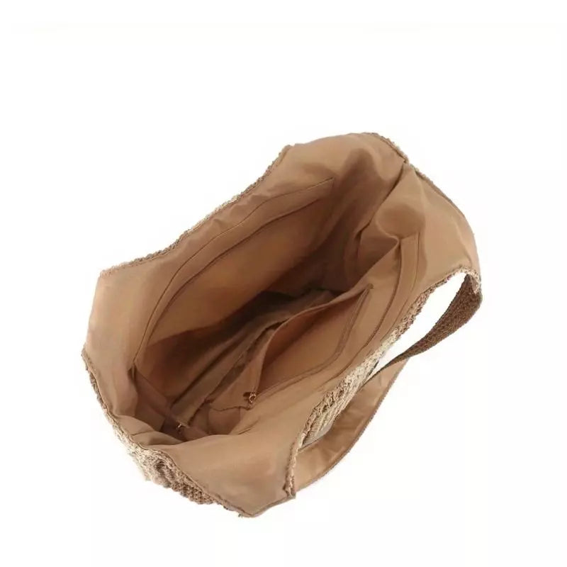 Visão interna da bolsa de praia grande Lavinni Sunset Stripes aberta, mostrando o forro marrom, bolso interno com zíper e compartimento organizador.