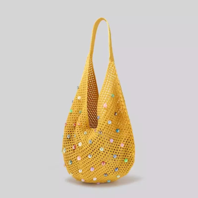Bolsa de praia grande Lavinni Capri Pearl na cor amarela com formato balde e aplicações de pérolas coloridas brilhantes.