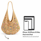 Referência de tamanho da bolsa de praia grande Lavinni Capri Pearl em tom cáqui ao lado de ilustrações comparativas de iPhone e iPad.