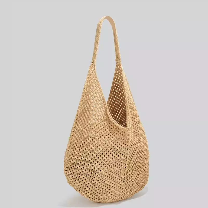 Visão da parte de trás da bolsa de praia grande Lavinni Capri Pearl na cor cáqui, destacando a trama vazada em crochê sem as pérolas decorativas.