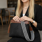 Bolsa feminina FOXER Althea Black sendo usada